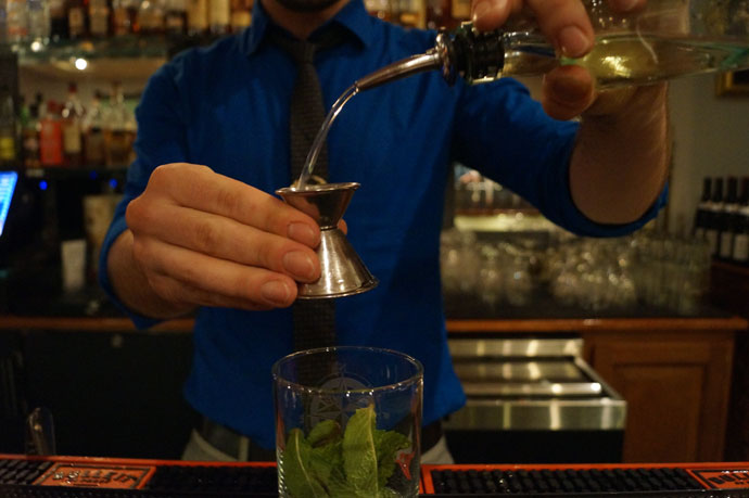 Be the Bartender: How to Make the Perfect Mint Julep in 10 E
